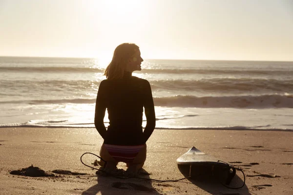 Atractiva Rubia Caucásica Disfrutando Del Tiempo Playa Atardecer Sentada Junto — Foto de Stock