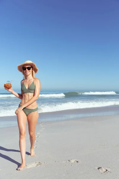 Attraente Donna Caucasica Bionda Che Gode Tempo Spiaggia Una Giornata — Foto Stock