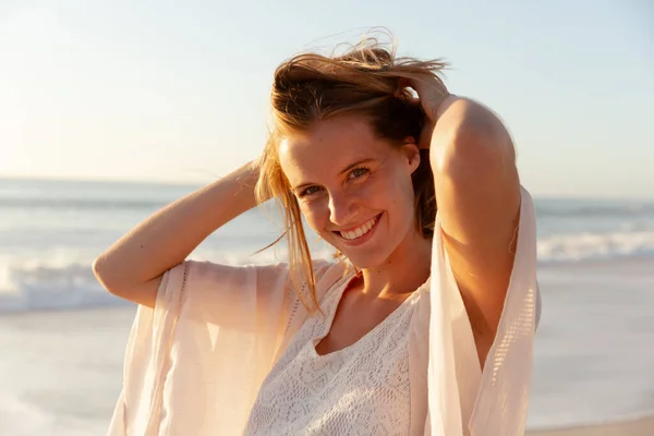 Çekici Sarışın Beyaz Kadın Gün Batımında Kumsalda Eğleniyor Kameraya Bakıyor — Stok fotoğraf