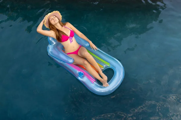 Vista Ángulo Alto Una Mujer Caucásica Con Bikini Rosa Sombrero —  Fotos de Stock
