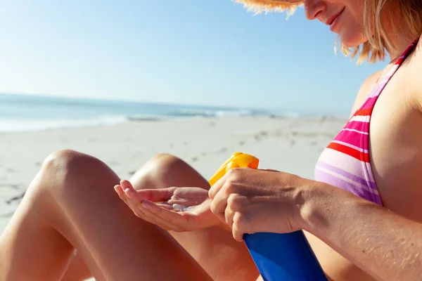 Attraktive Blonde Kaukasierin Die Einem Sonnigen Tag Die Zeit Strand — Stockfoto