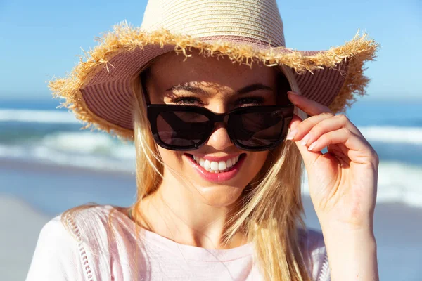 Portret Van Een Aantrekkelijke Blonde Blanke Vrouw Die Geniet Van — Stockfoto