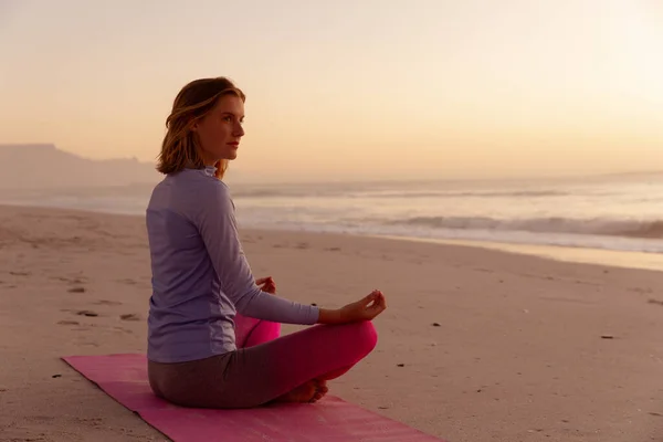 Atractiva Rubia Caucásica Disfrutando Del Tiempo Playa Atardecer Practicando Yoga —  Fotos de Stock