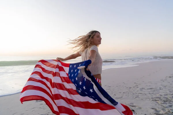 Blond Vit Kvinna Njuter Tid Stranden Vid Solnedgången Kör Och — Stockfoto