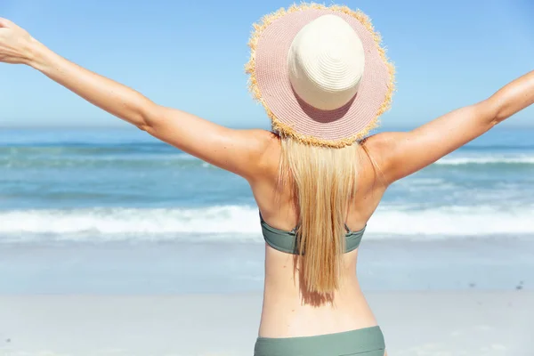 Attraktiv Blond Vit Kvinna Njuter Tid Stranden Solig Dag Bär — Stockfoto