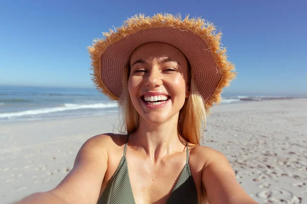 Retrato Mulher Branca Loira Atraente Aproveitando Tempo Praia Dia Ensolarado — Fotografia de Stock