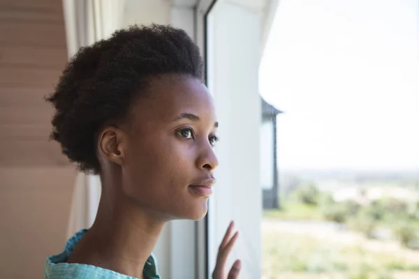 Een Gemengde Rassenvrouw Die Thuis Haar Slaapkamer Staat Uit Het — Stockfoto