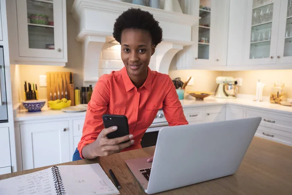 Mischlingshündin Verbringt Zeit Hause Sitzt Der Küche Und Bedient Laptop — Stockfoto