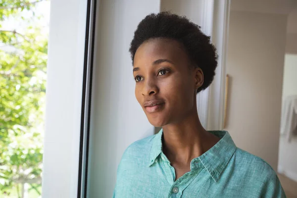 Een Gemengde Vrouw Die Tijd Thuis Doorbrengt Bij Het Raam — Stockfoto