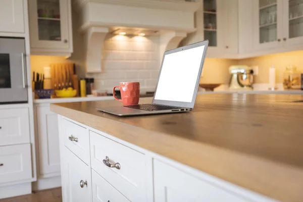 Nahaufnahme Eines Laptops Einem Hellen Kücheninnenraum Selbstisolierung Und Soziale Distanzierung — Stockfoto