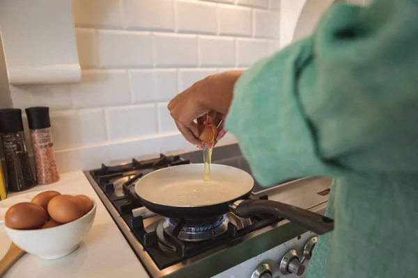 Sección Media Mujer Que Pasa Tiempo Casa Cocina Preparando Desayuno — Foto de Stock