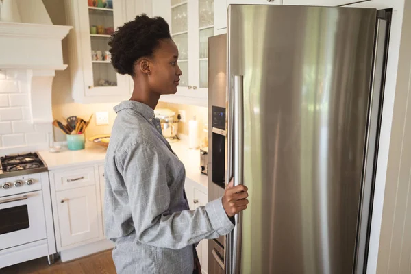 Mujer Raza Mixta Pasando Tiempo Casa Pie Cocina Mirando Refrigerador — Foto de Stock