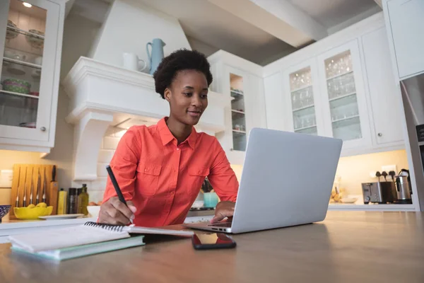 Mujer Raza Mixta Pasando Tiempo Casa Sentada Junto Una Mesa — Foto de Stock