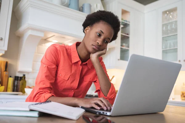 Gemischte Rassenfrau Die Zeit Hause Verbringt Ihrer Küche Sitzt Und — Stockfoto