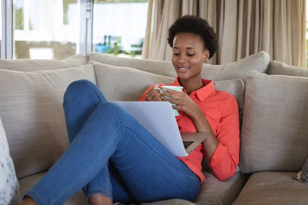 Gemengde Race Vrouw Brengt Tijd Thuis Zitten Bank Haar Woonkamer — Stockfoto