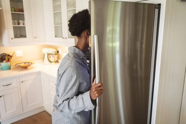 Смешанная Расовая Женщина Проводит Время Дома Стоит Кухне Смотрит Холодильник — стоковое фото