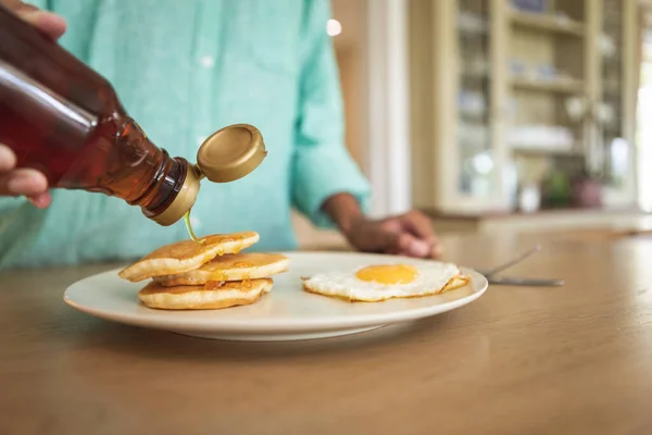 Sección Media Mujer Pasar Tiempo Casa Cocina Preparando Desayuno Autoaislamiento — Foto de Stock