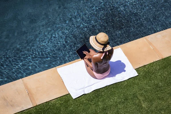 Mujer Raza Mixta Pasar Tiempo Casa Relajarse Tomar Sol Piscina —  Fotos de Stock