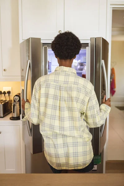 Mujer Raza Mixta Pasando Tiempo Casa Pie Cocina Mirando Refrigerador —  Fotos de Stock