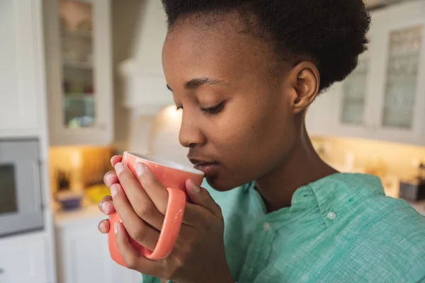 Een Gemengde Rassenvrouw Die Thuis Haar Keuken Staat Een Mok — Stockfoto