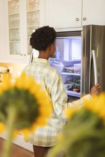 Mujer Raza Mixta Pasando Tiempo Casa Pie Cocina Mirando Refrigerador — Foto de Stock