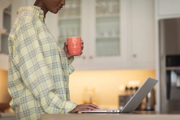 Een Gemengde Rassenvrouw Die Thuis Zit Haar Keuken Haar Laptop — Stockfoto