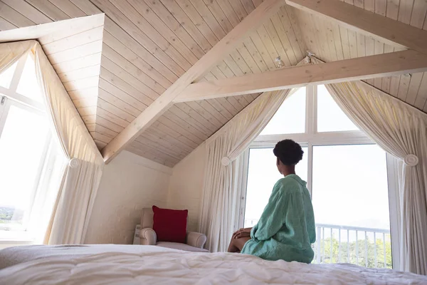 Een Gemengde Rassenvrouw Die Thuis Bed Zit Haar Slaapkamer Zelfisolerende — Stockfoto