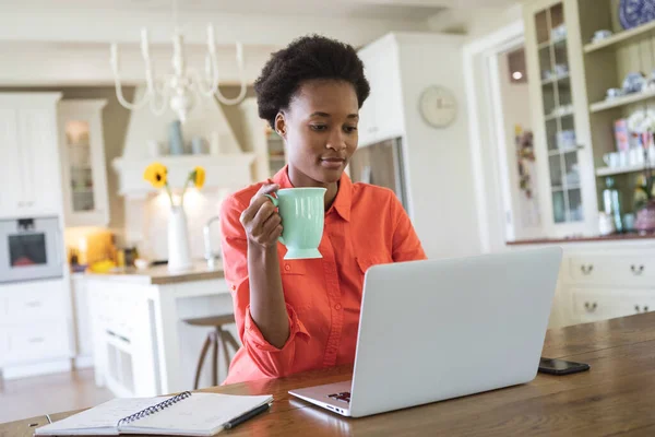 Gemischte Rassenfrau Die Zeit Hause Verbringt Ihrer Küche Sitzt Und — Stockfoto