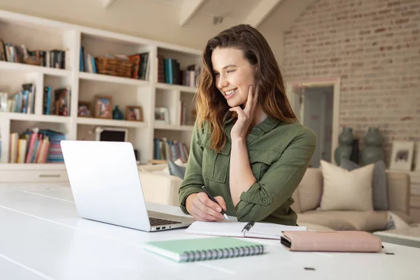 Mujer Caucásica Pasando Tiempo Casa Usando Computadora Portátil Trabajando Desde — Foto de Stock