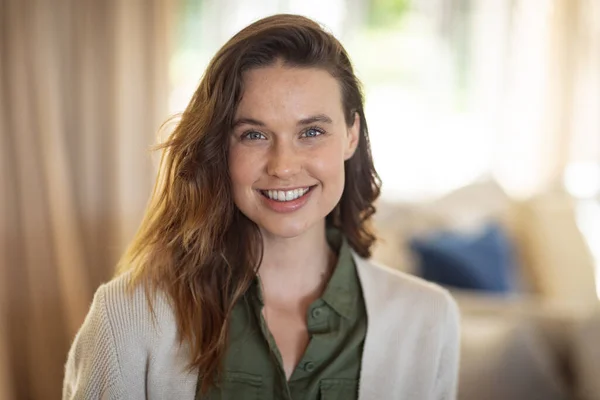 Retrato Uma Mulher Caucasiana Atraente Feliz Passando Tempo Casa Sorrindo — Fotografia de Stock