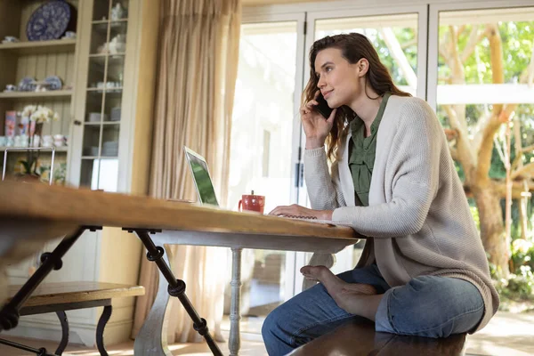 Uma Mulher Caucasiana Passar Tempo Casa Usar Portátil Falar Telefone — Fotografia de Stock