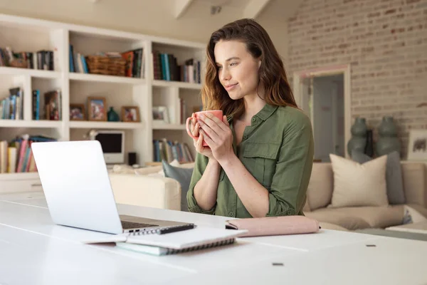 Mujer Caucásica Pasando Tiempo Casa Usando Computadora Portátil Bebiendo Café —  Fotos de Stock