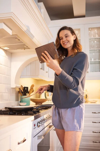 Donna Caucasica Trascorrere Del Tempo Casa Cucinare Cucina Utilizzando Tablet — Foto Stock