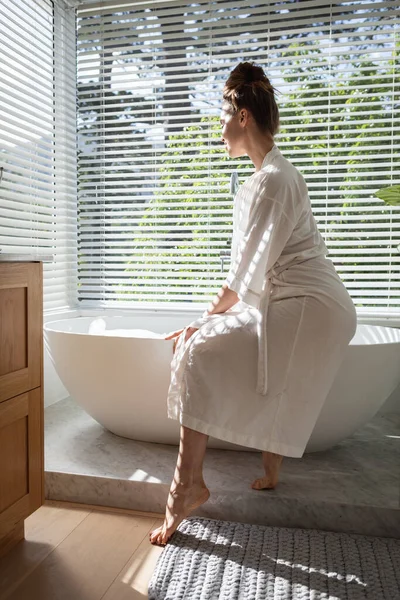 Eine Kaukasierin Sitzt Bademantel Auf Der Badewanne Und Verbringt Die — Stockfoto