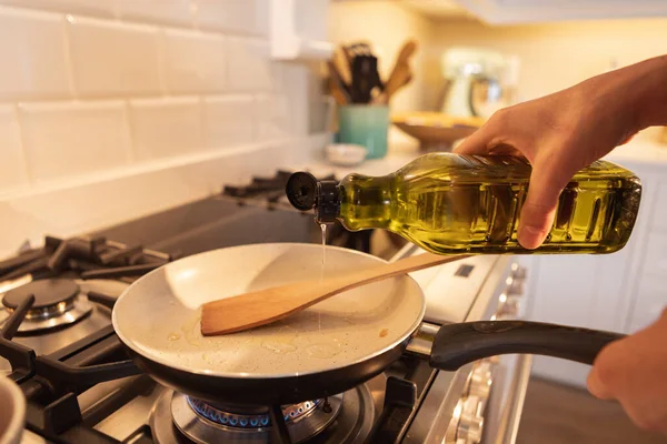 Χέρια Της Γυναίκας Που Περνάει Χρόνο Στο Σπίτι Μαγειρεύοντας Στην — Φωτογραφία Αρχείου
