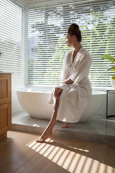 Eine Kaukasierin Sitzt Bademantel Auf Der Badewanne Und Verbringt Die — Stockfoto