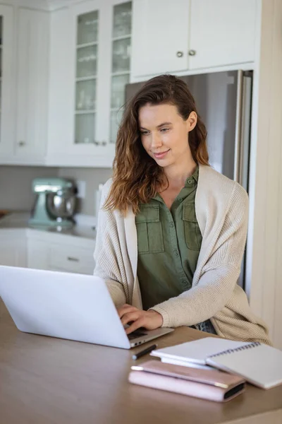 Beyaz Bir Kadın Evde Vakit Geçiriyor Laptopunu Kullanıyor Evden Çalışıyor — Stok fotoğraf