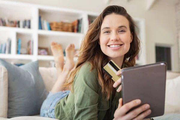 Ett Porträtt Vit Kvinna Som Tillbringar Tid Hemma Med Att — Stockfoto