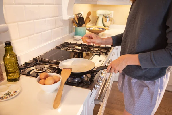 Midden Sectie Blanke Vrouw Die Tijd Thuis Doorbrengt Kookt Keuken — Stockfoto