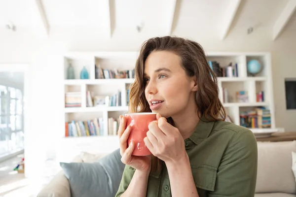 Mujer Caucásica Pasando Tiempo Casa Sentada Sofá Bebiendo Café Una — Foto de Stock