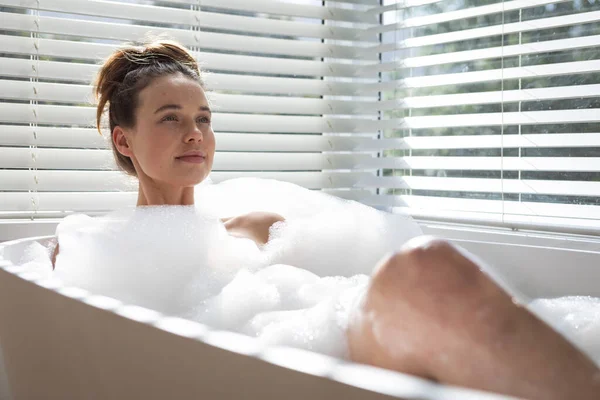 Una Mujer Caucásica Pasando Tiempo Casa Relajándose Tomando Baño Espumoso —  Fotos de Stock