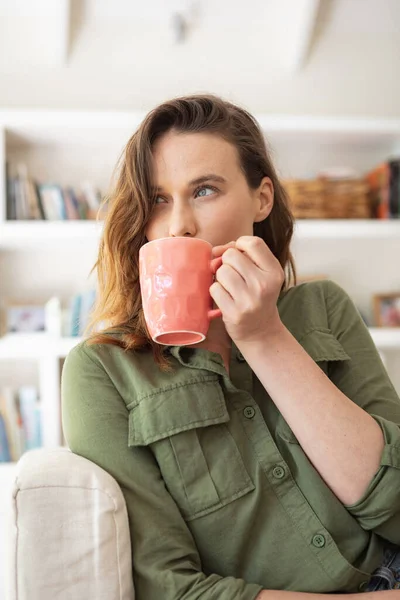 Biała Kobieta Spędzająca Czas Domu Siedząca Kanapie Pijąca Kawę Kubka — Zdjęcie stockowe