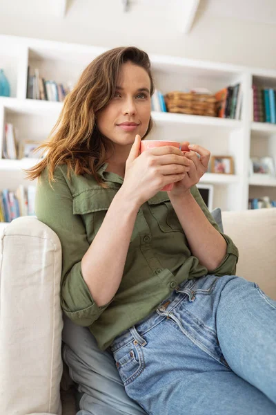 Mujer Caucásica Pasando Tiempo Casa Sentada Sofá Bebiendo Café Una — Foto de Stock