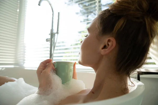 여성이 집에서 시간을 보내고 목욕을 커피를 마십니다 집에서 사회적 격리로 — 스톡 사진