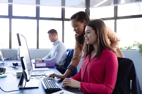 Une Race Mixte Une Femme Blanche Travaillant Dans Bureau Création — Photo