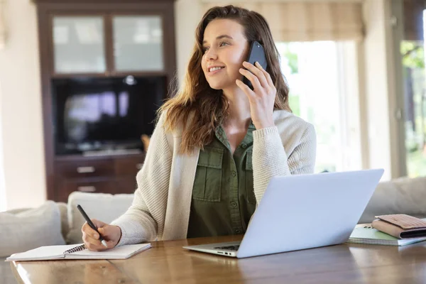 Eine Kaukasierin Verbringt Zeit Hause Benutzt Ihren Laptop Und Telefoniert — Stockfoto