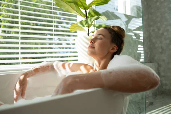 Una Mujer Caucásica Pasando Tiempo Casa Relajándose Tomando Baño Espumoso —  Fotos de Stock