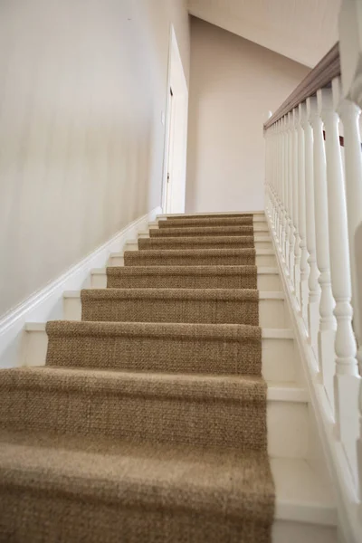 Interior Quarto Moderno Mostrando Grandes Escadas Brancas Com Corrimão Madeira — Fotografia de Stock