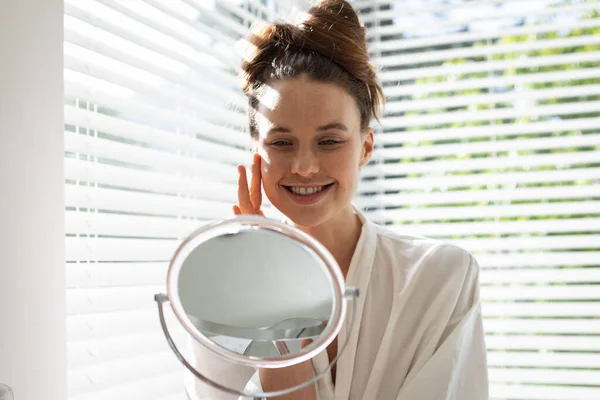 Uma Mulher Caucasiana Passar Tempo Casa Tocar Rosto Olhar Espelho — Fotografia de Stock