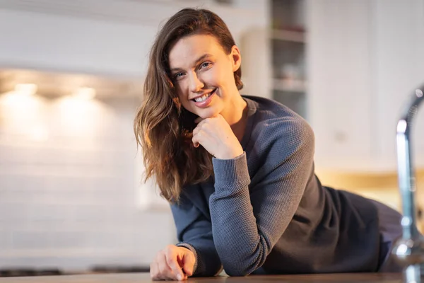 Retrato Una Mujer Caucásica Pasando Tiempo Casa Sentada Cocina Sonriendo —  Fotos de Stock